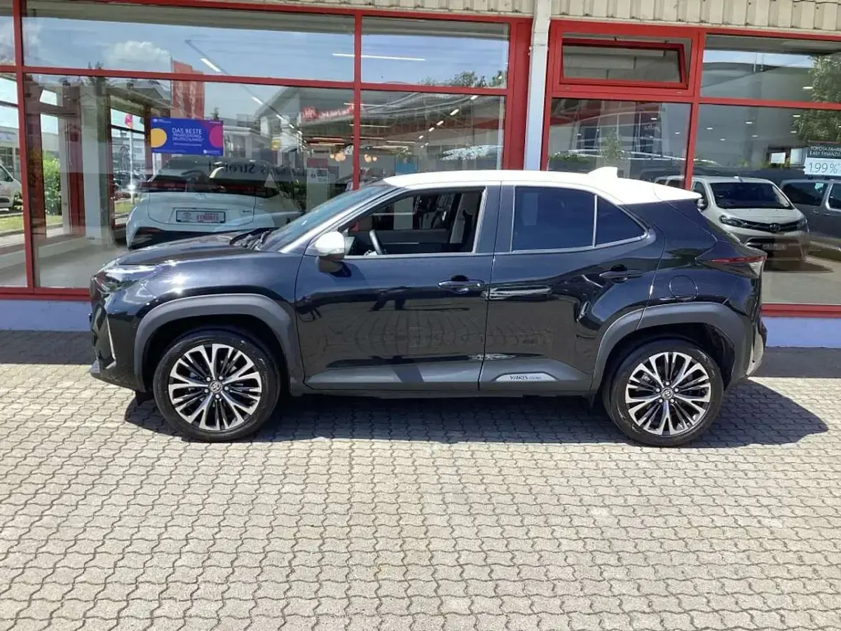 Gebraucht Toyota Yaris Cross Elegant 116 PS (85 kW) 2022 Mysticschwarz mica / dach weis SUV