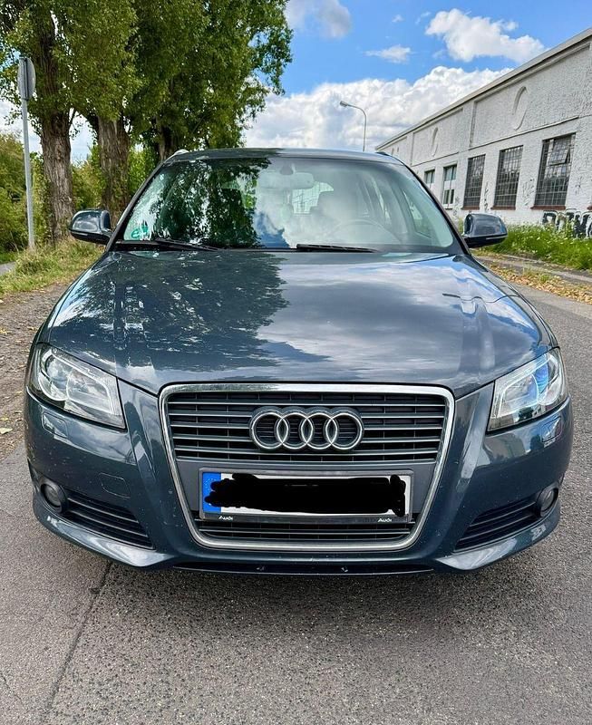 Gebraucht Audi A3 Ambiente 125 PS (91 kW) 2010 Blau Limousine