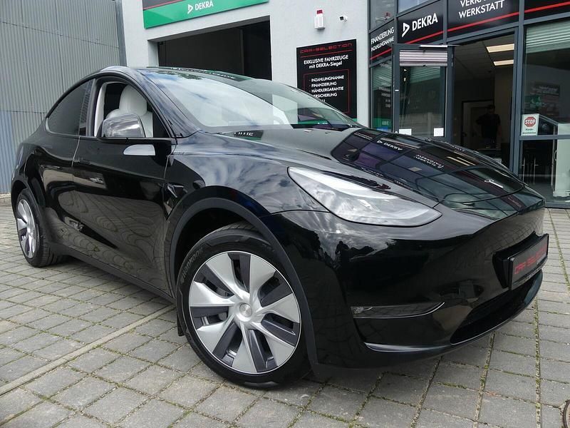 Schwarz (metallic) Gebraucht 2024 Tesla Model Y Long Range SUV | 42.800 € (Fairer Preis) - Bild 1/4