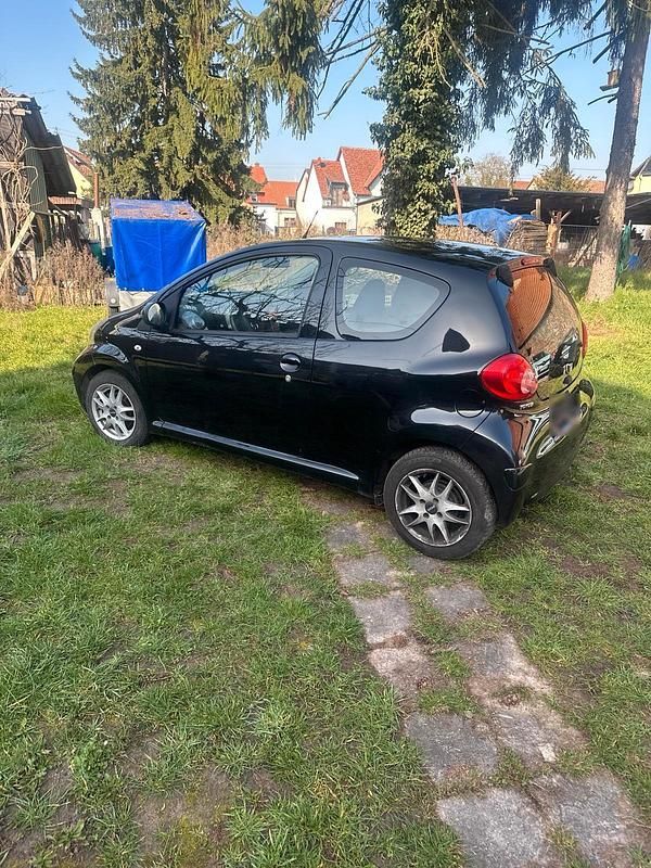 Gebraucht Toyota Aygo 68 PS (50 kW) 2008 Schwarz Kleinwagen