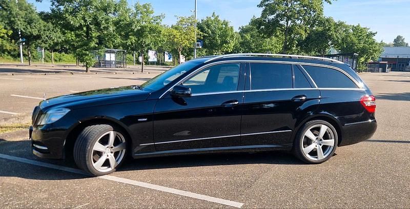 Schwarz Gebraucht 2025 Mercedes E250 Avantgarde Limousine | 8.299 € - Bild 1/4