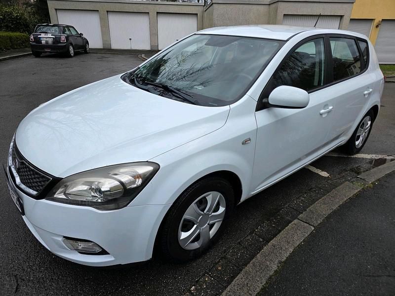 Second-hand Kia Ceed 90 CP (66 kW) 2011 Alb Hatchback