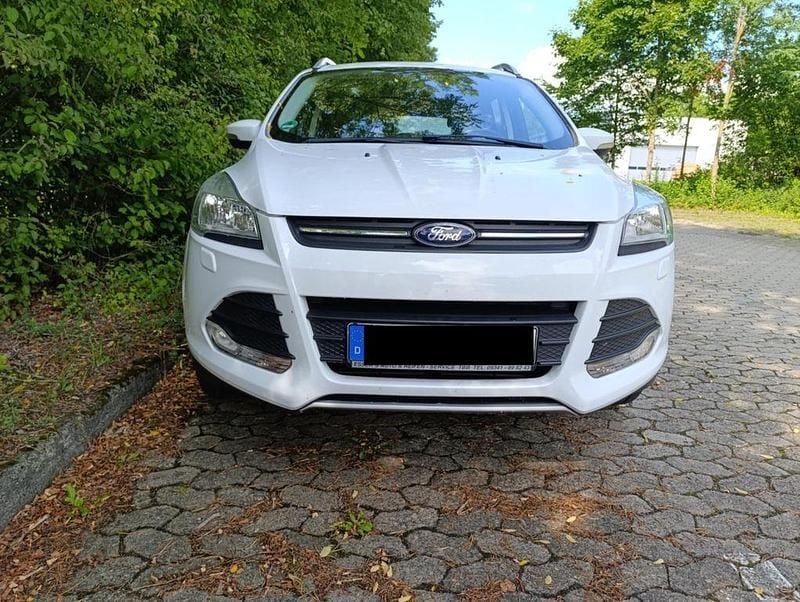 Weiß Gebraucht 2015 Ford Kuga SUV | 11.500 € (Etwas zu teuer) - Bild 1/4