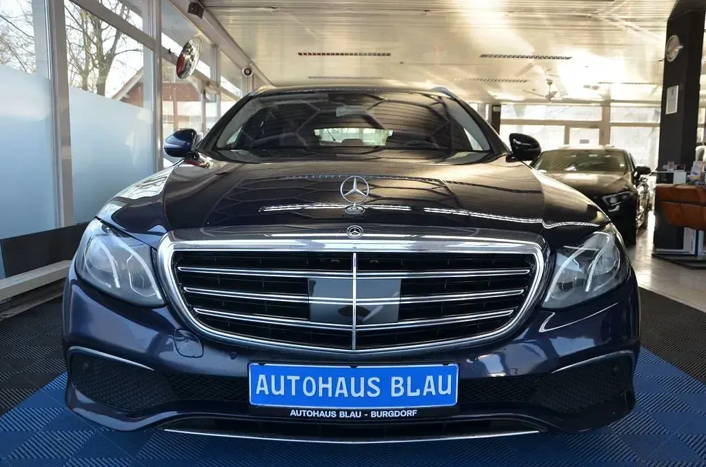 Gebraucht Mercedes E220 Exclusive 194 PS (142 kW) 2019 Blau Limousine