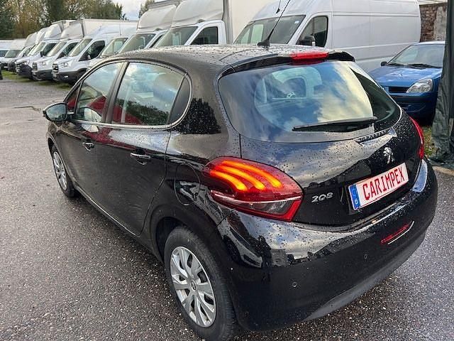 Gebraucht Peugeot 208 102 PS (75 kW) 2019 Weiß Kleinwagen