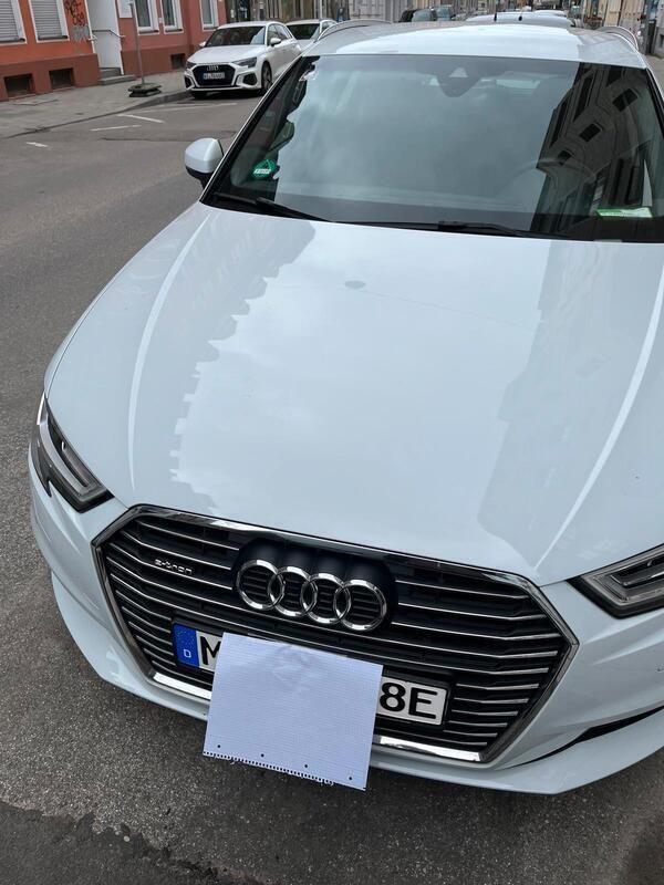 Weiß Gebraucht 2020 Audi A3 e-tron Sport Kleinwagen | 18.850 € - Bild 1/4
