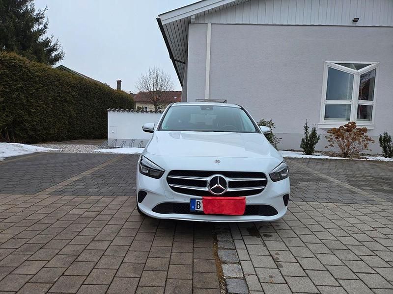 Gebraucht Mercedes B200 163 PS (119 kW) 2020 Weiß Van / Kleinbus