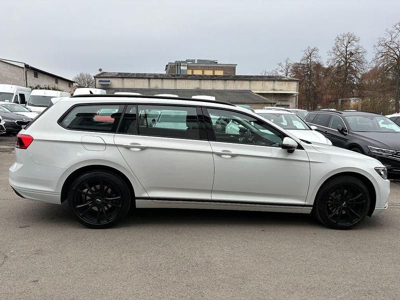 Gebraucht VW Passat 150 PS (110 kW) 2022 Weiß Kombi