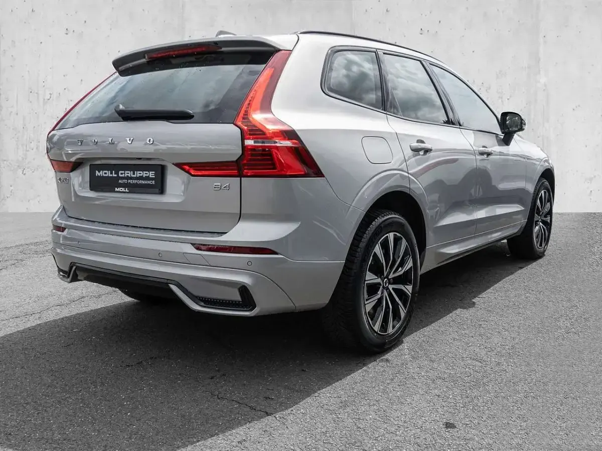 Gebraucht Volvo XC60 Plus 197 PS (144 kW) 2024 Silver dawn / metallic SUV