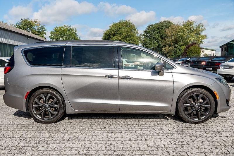 Gebraucht Chrysler Pacifica Limited 298 PS (219 kW) 2018 Grau Van / Kleinbus