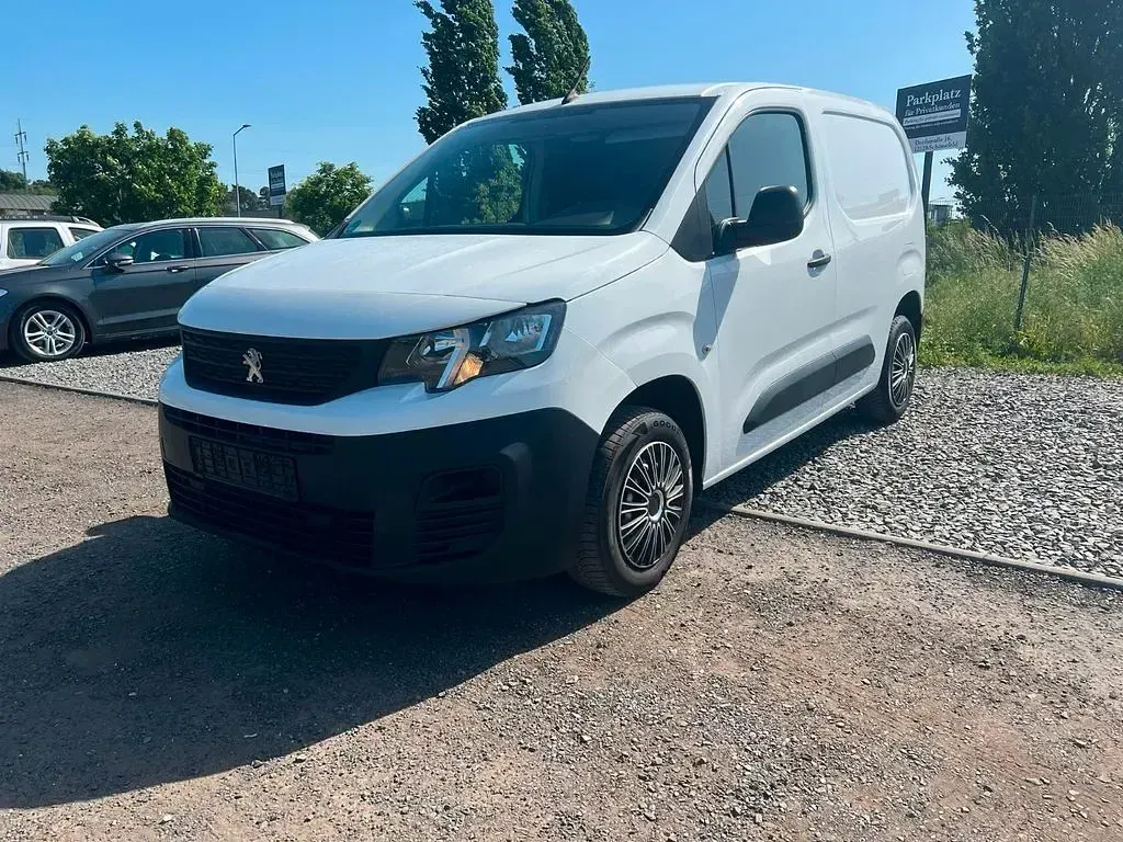 Gebraucht Peugeot Partner 110 PS (80 kW) 2020 Weiß Van / Kleinbus
