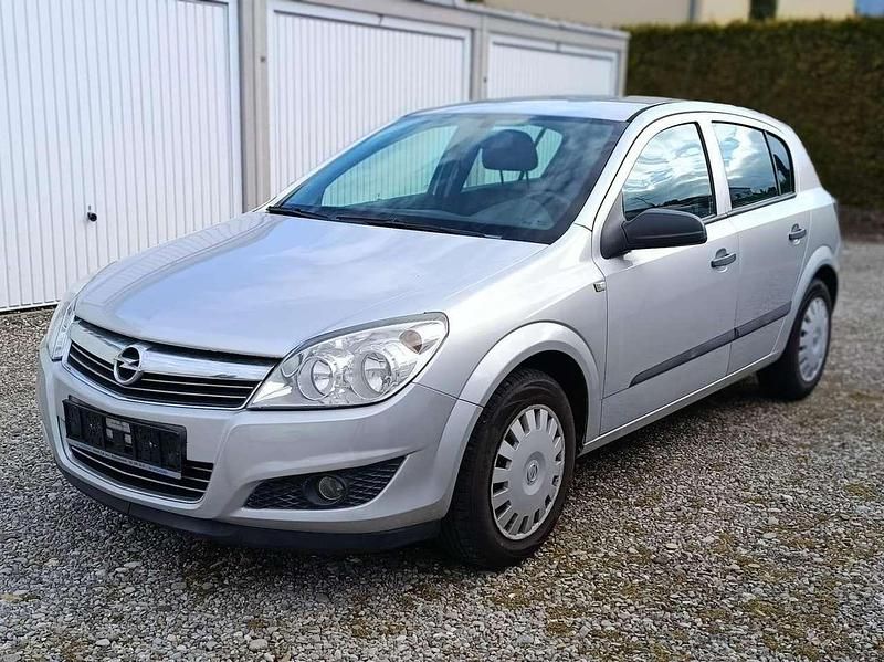 Gebraucht Opel Astra Selection 116 PS (85 kW) 2009 Argon silber/ice silver (m2) Kleinwagen