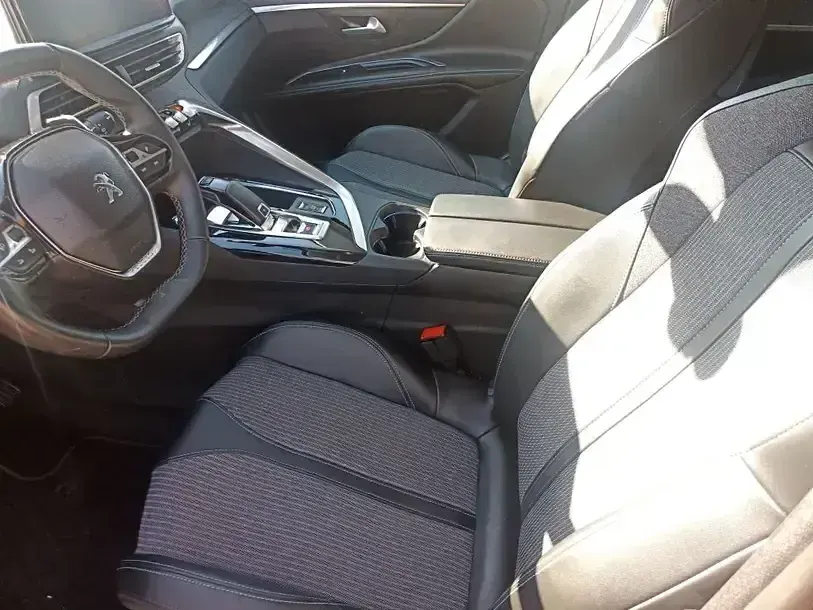 Gebraucht Peugeot 5008 Allure 177 PS (130 kW) 2021 Lackierung ultimaterot (metallic) SUV