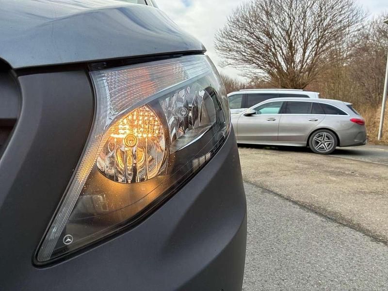 Gebraucht Mercedes Vito 163 PS (119 kW) 2023 Selenitgrau metallic Van