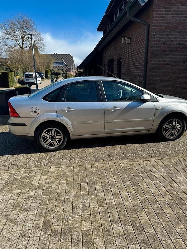 Gebraucht Ford Focus Ghia 101 PS (74 kW) 2006 Grau Limousine