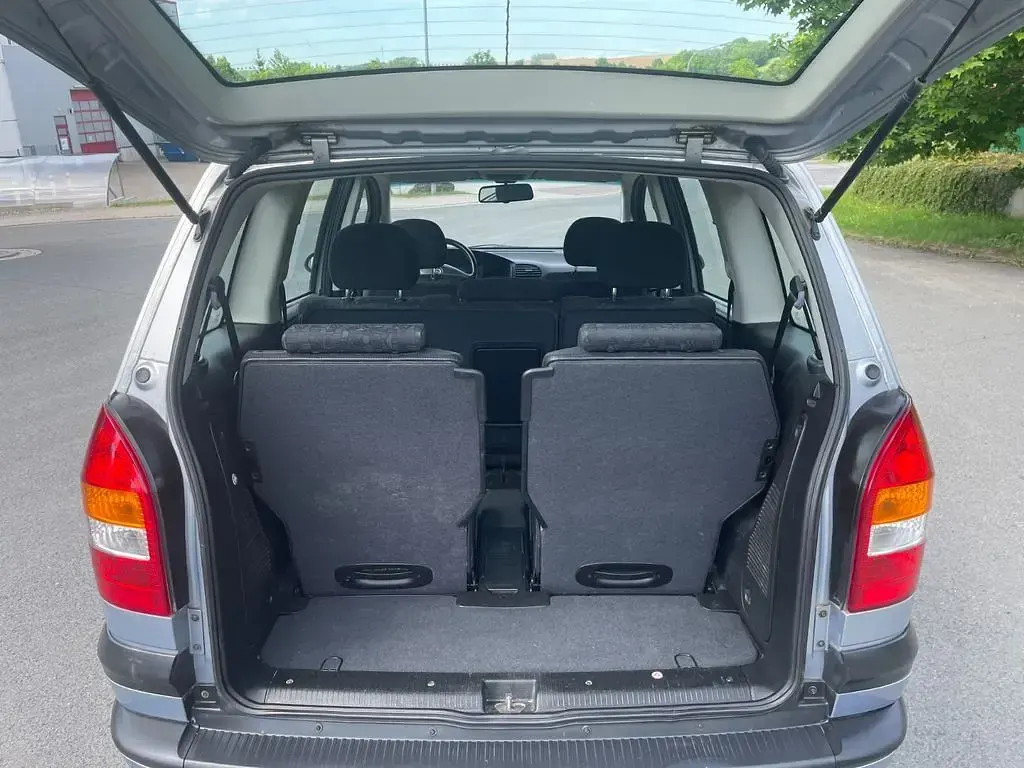 Gebraucht Opel Zafira Elegance 101 PS (74 kW) 2002 Silber Van / Kleinbus