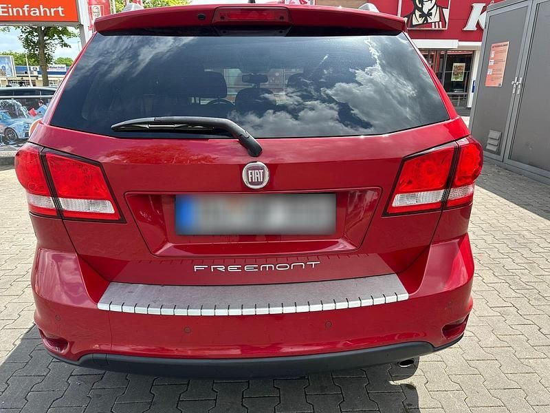 Gebraucht Fiat Freemont 170 PS (125 kW) 2011 Rot SUV