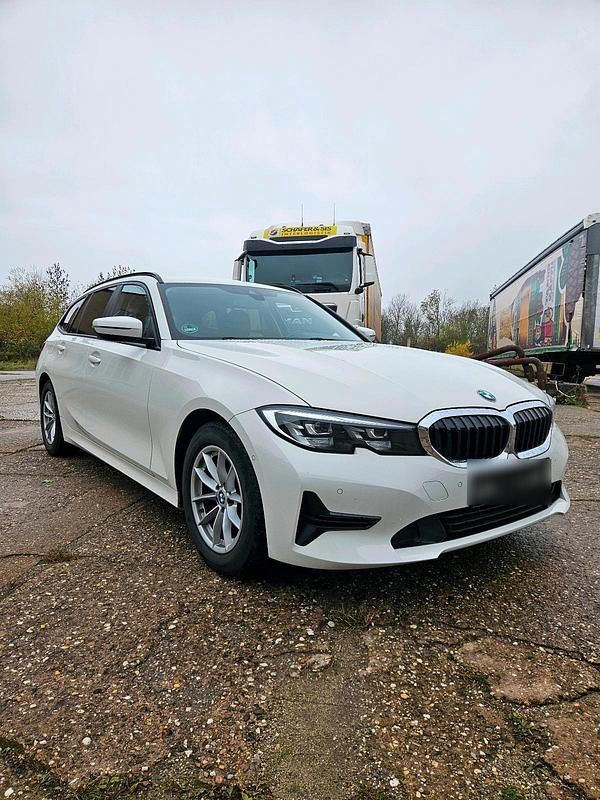 Weiß Gebraucht 2020 BMW 318 Kombi | 20.000 € (Guter Preis) - Bild 1/4