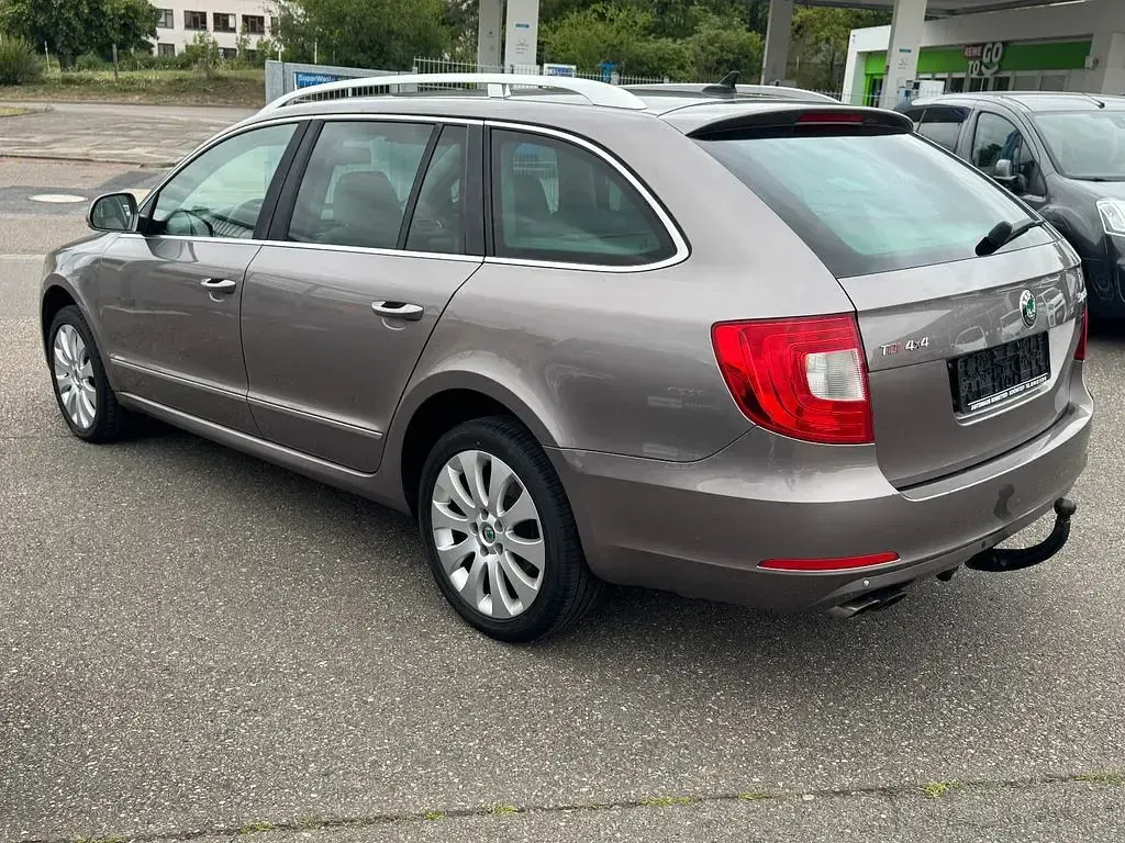 Gebraucht Skoda Superb Elegance 170 PS (125 kW) 2011 Grau Kombi