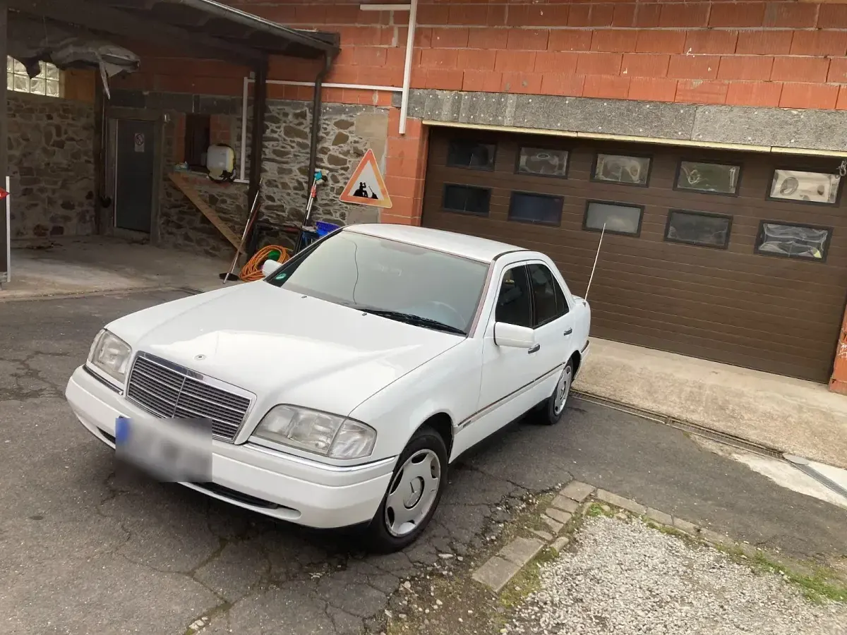 Gebraucht Mercedes C180 Elegance 122 PS (89 kW) 1995 Weiß Limousine