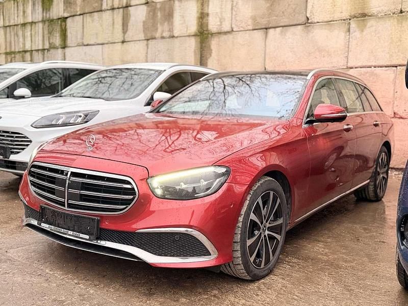Hyazinthrot metalliclack Gebraucht 2022 Mercedes E300 Exclusive Kombi | 35.950 € (Fairer Preis) - Bild 1/3