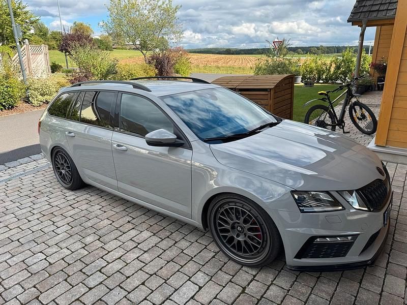 Grau Gebraucht 2017 Skoda Octavia vRS Kombi | 17.499 € (Teuer) - Bild 1/4
