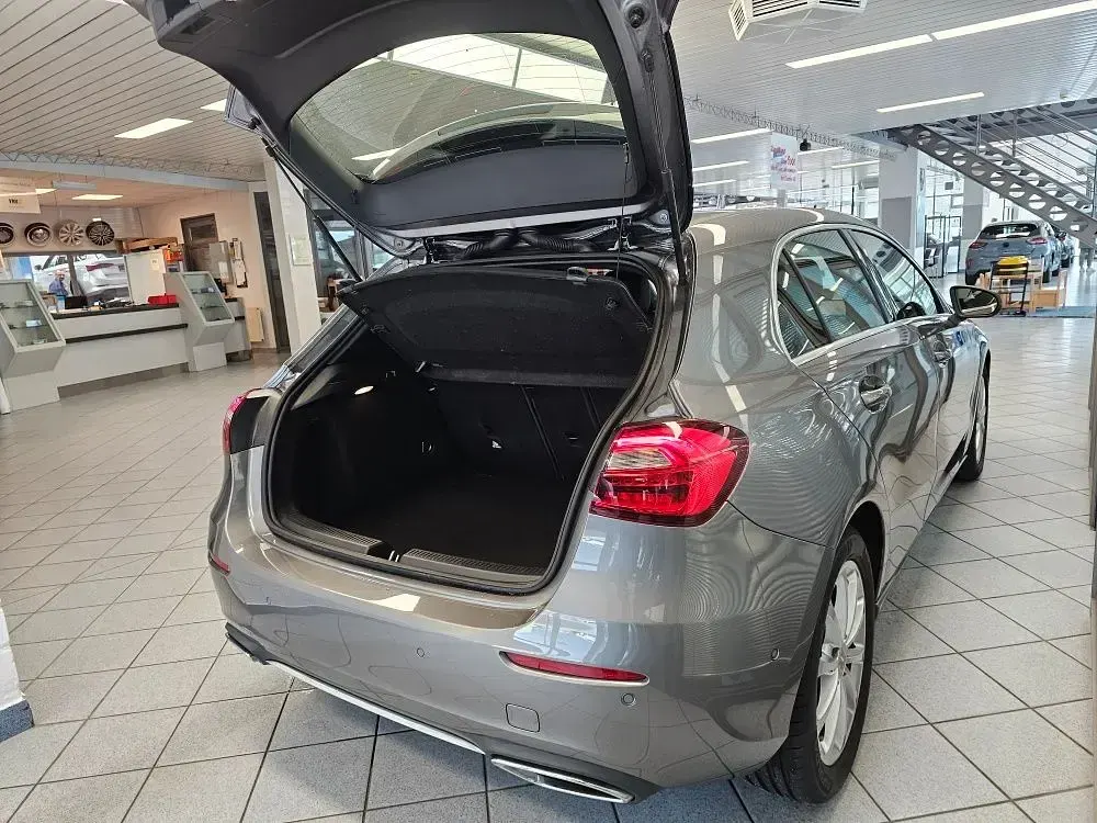 Gebraucht Mercedes A200 Progressive 163 PS (119 kW) 2020 Mountaingreymet. (metallic) Limousine