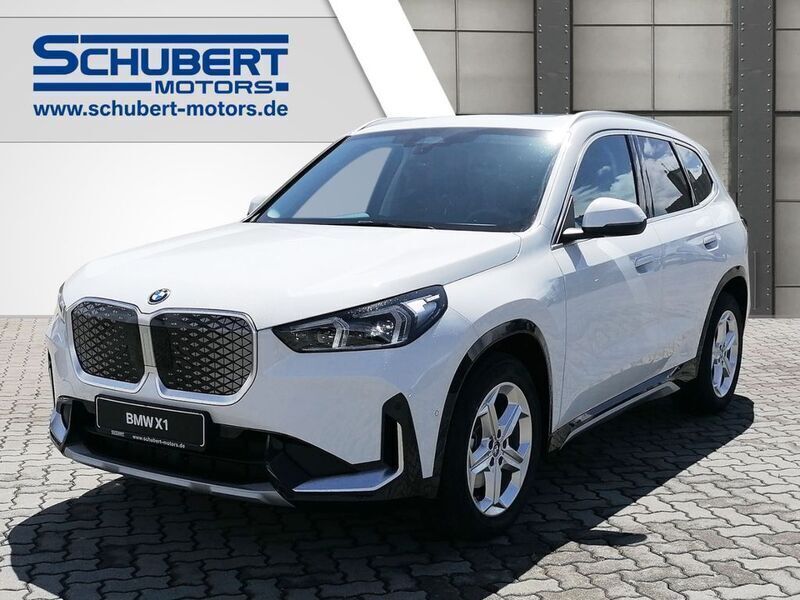 Weiß Neu 2025 BMW iX1 Sport Line SUV | 50.374 € (Etwas zu teuer) - Bild 1/4