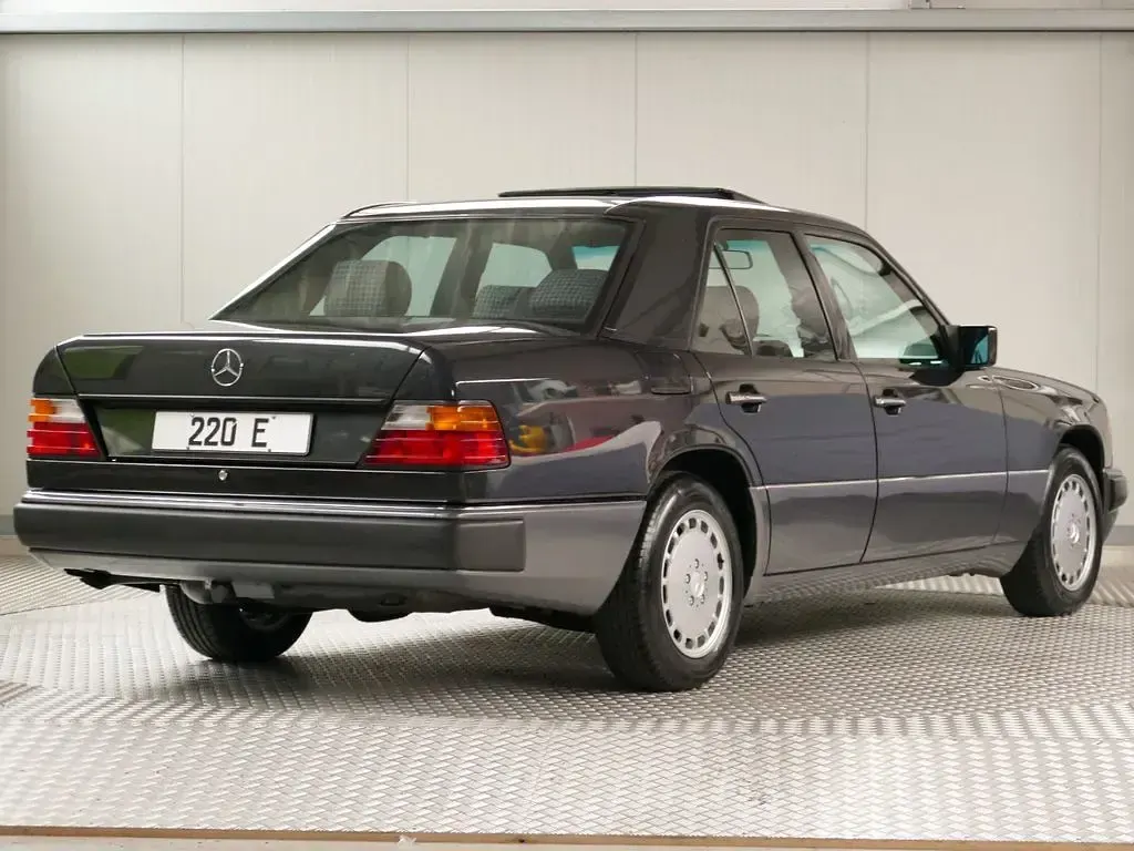 Używany Mercedes E220 150 KM (110 kW) 1993 Czarny Sedan/Limuzyna
