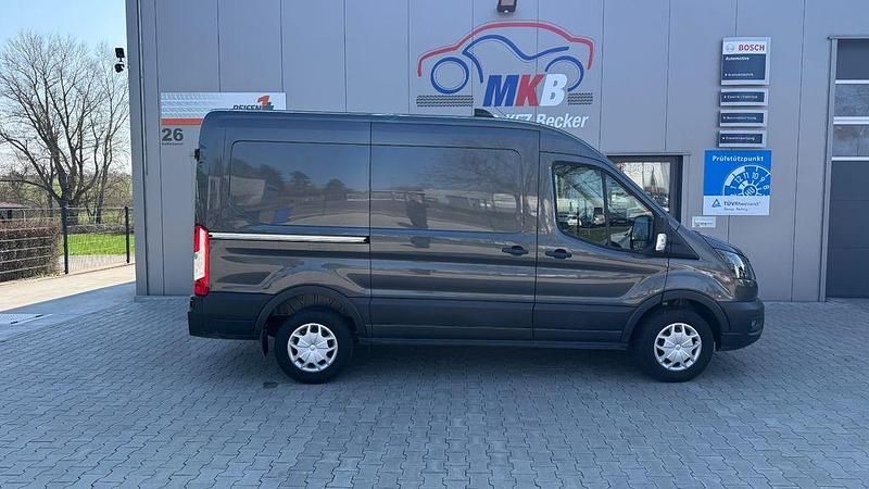 Gebraucht Ford Transit Trend 131 PS (96 kW) 2023 Grau Van / Kleinbus