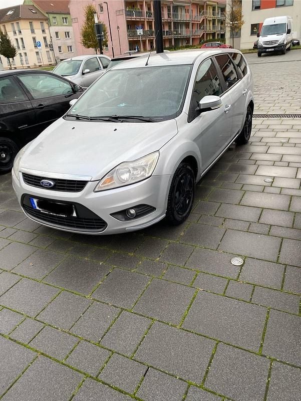 Grau Gebraucht 2009 Ford Focus Limousine | 2.000 € - Bild 1/4