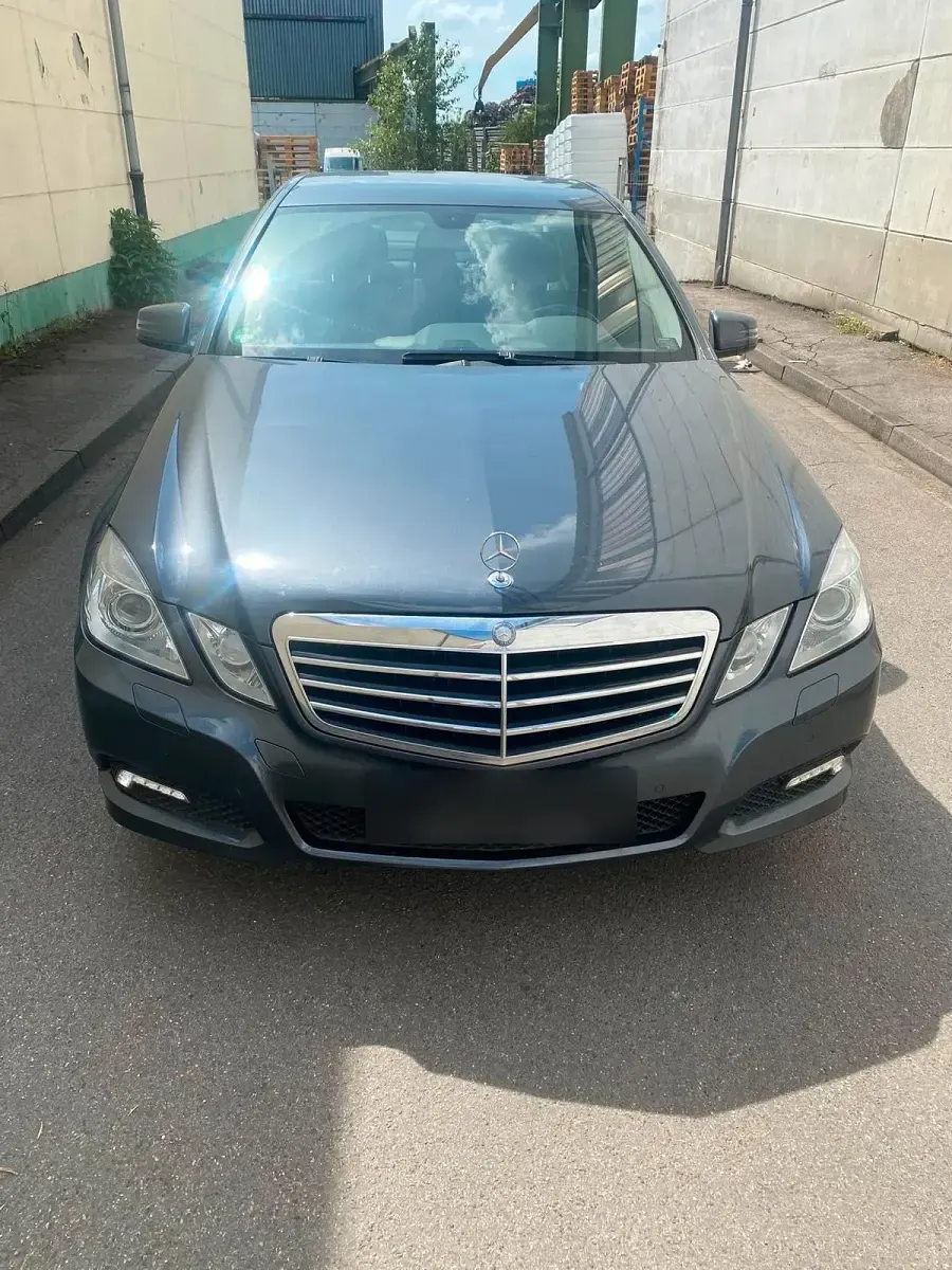 Gebraucht Mercedes E250 204 PS (150 kW) 2010 Blau Limousine