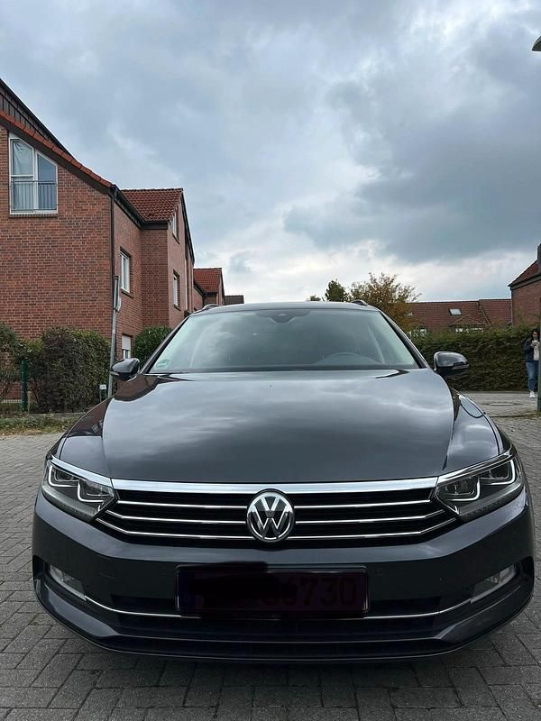 Grau Gebraucht 2019 VW Passat Limousine | 12.500 € (Guter Preis) - Bild 1/4