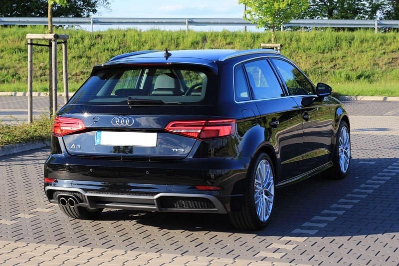 Schwarz Gebraucht 2018 Audi A3 Sportback S-Line Kleinwagen | 19.998 € (Etwas zu teuer) - Bild 1/4