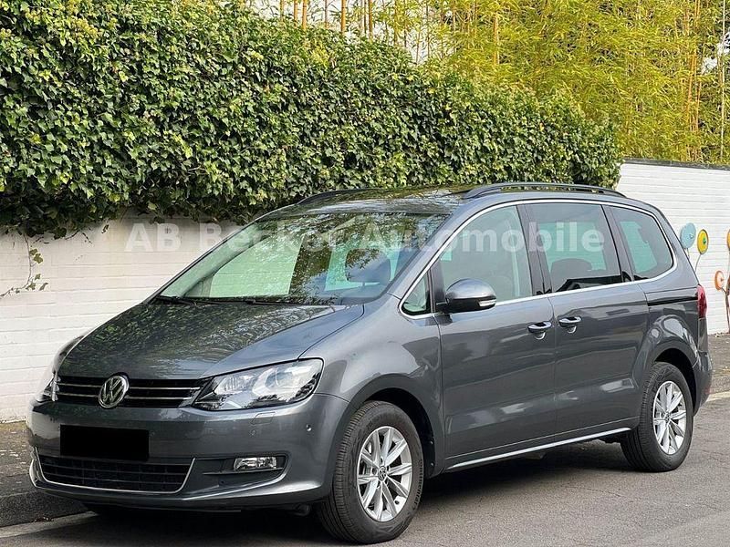 Grau Gebraucht 2022 VW Sharan Comfortline Van / Kleinbus | 30.499 € (Fairer Preis) - Bild 1/4