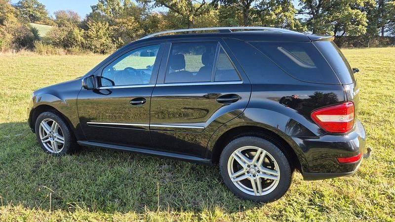 Schwarz Gebraucht 2010 Mercedes ML350 SUV | 11.000 € (Fairer Preis) - Bild 1/4