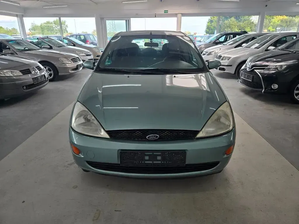 Second-hand Ford Focus Ambiente 101 CP (74 kW) 2000 Albastru Berlinǎ