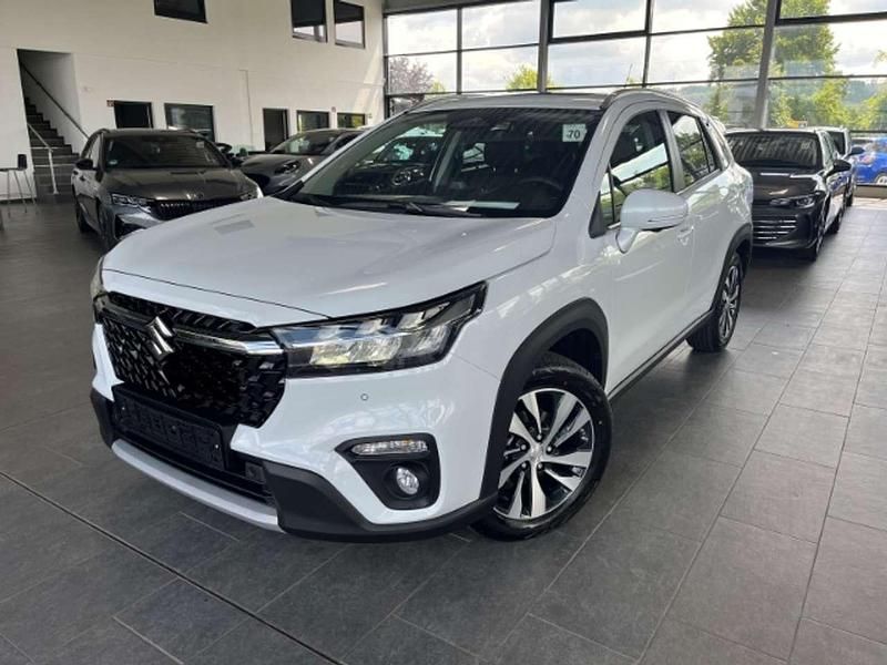 Cool white pearl metallic Gebraucht 2025 Suzuki SX4 S-Cross Comfort+ SUV | 25.770 € (Etwas zu teuer) - Bild 1/4
