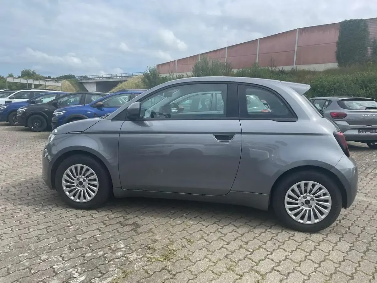 Gebraucht Fiat 500e La Prima 86 kW (118 PS) 2023 Mineral grau metallic Kleinwagen