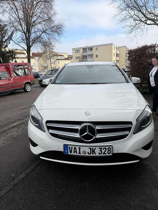 Weiß Gebraucht 2014 Mercedes A180 Kleinwagen | 9.777 € (Superpreis) - Bild 1/4