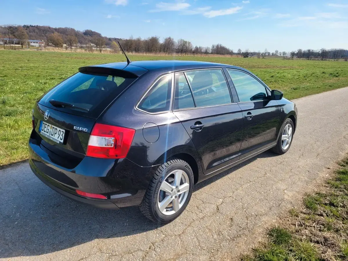 Gebraucht Skoda Rapid 90 PS (66 kW) 2014 Schwarz Kleinwagen