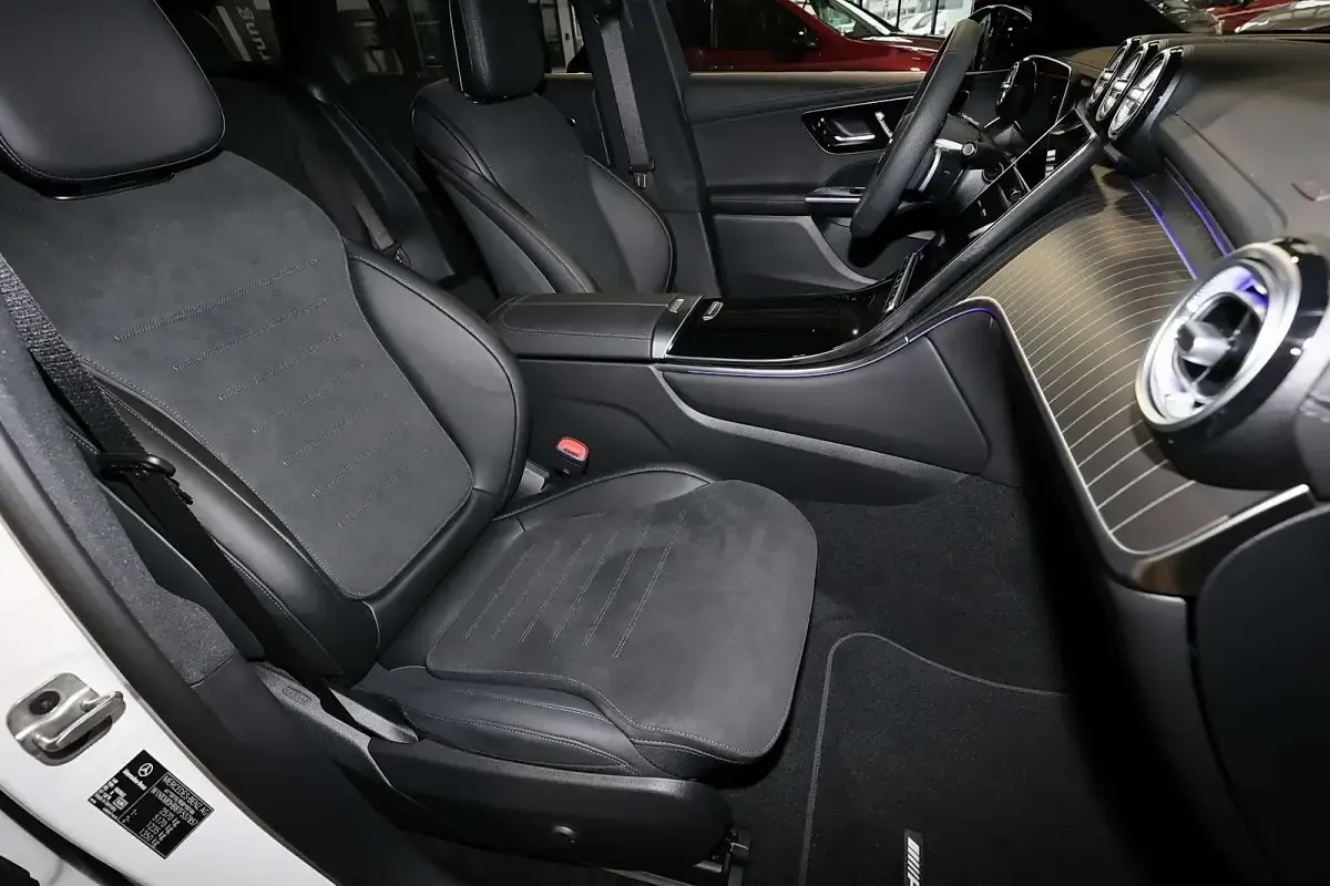Gebraucht Mercedes GLC300 AMG 269 PS (197 kW) 2026 Unilack polarweiß SUV