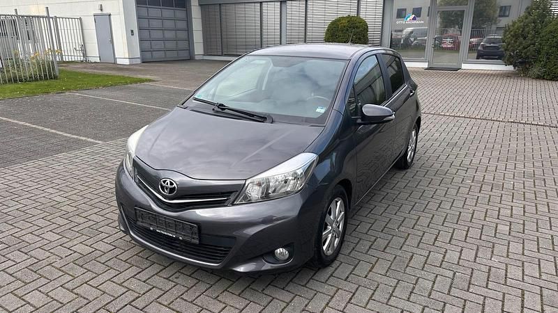 Grau Gebraucht 2013 Toyota Yaris Kleinwagen | 5.990 € (Fairer Preis) - Bild 1/4