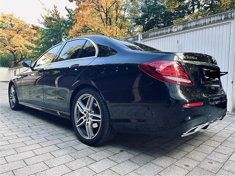 Schwarz Gebraucht 2019 Mercedes E220 AMG line Limousine | 29.900 € (Fairer Preis) - Bild 1/4