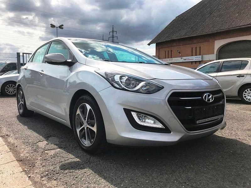 Silber Gebraucht 2016 Hyundai i30 Trend Limousine | 12.199 € (Fairer Preis) - Bild 1/4