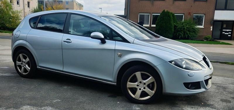 Silber Gebraucht 2009 Seat Leon Kleinwagen | 2.000 € (Superpreis) - Bild 1/4