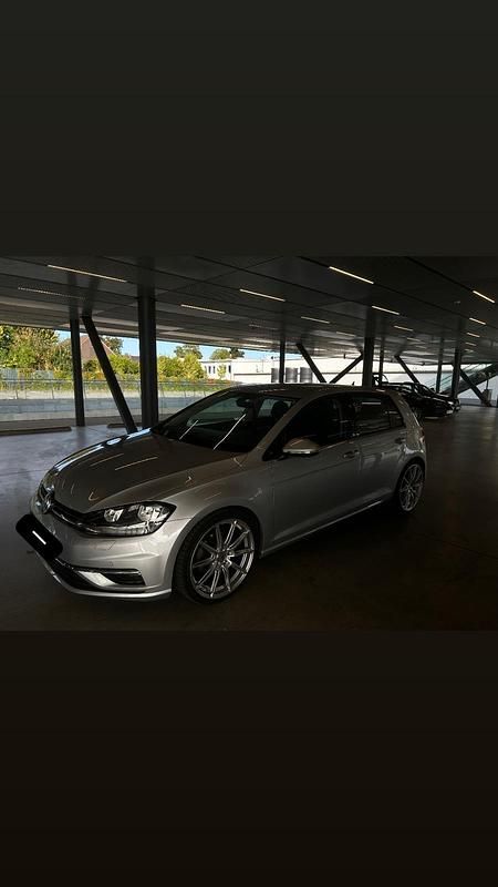 Silber Gebraucht 2018 VW Golf VII Limousine | 17.000 € (Etwas zu teuer) - Bild 1/4