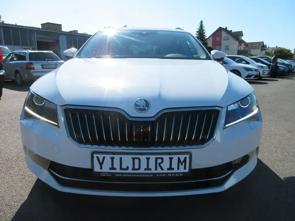 Gebraucht Skoda Superb Ambition 150 PS (110 kW) 2018 Weiß Kombi