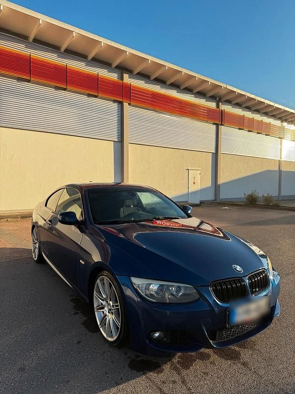 Blau Gebraucht 2011 BMW 335 Shadowline Coupé | 22.400 € (Etwas zu teuer) - Bild 1/4