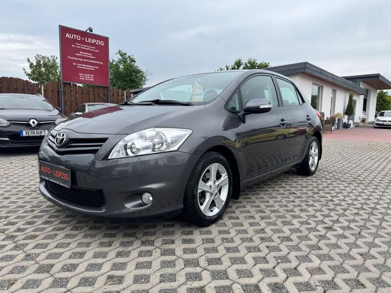 Grau Gebraucht 2011 Toyota Auris Edition Limousine | 5.490 € (Fairer Preis) - Bild 1/4